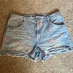 No boundaries. Size 17. Flower shorts.